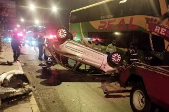 Arequipa: Ómnibus interprovincial voltea auto en violento choque en la variante de Uchumayo