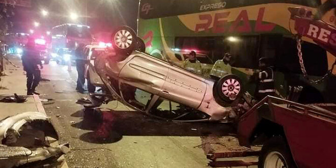 Arequipa: Ómnibus interprovincial voltea auto en violento choque en la variante de Uchumayo