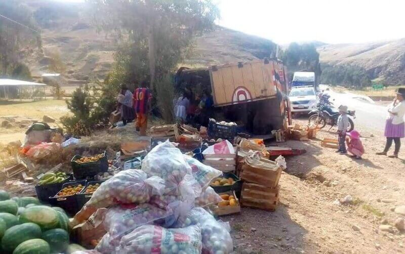 Camión cargado de frutas se despista en la vía Libertadores: conductor con heridas leves