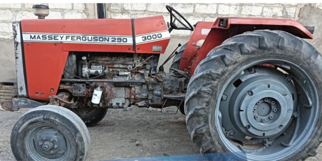 Conductor ebrio huye tras chocar tractor con auto estacionado en Ilave, pero es detenido