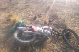 #Laraqueri Tragedia en la carretera Laraqueri - Puno Un motociclista identificado como Teodoro perdió la vida en un trágico accidente en esta ruta en el Kilometro 26. Las autoridades están en el lugar para realizar las investigaciones correspondientes.