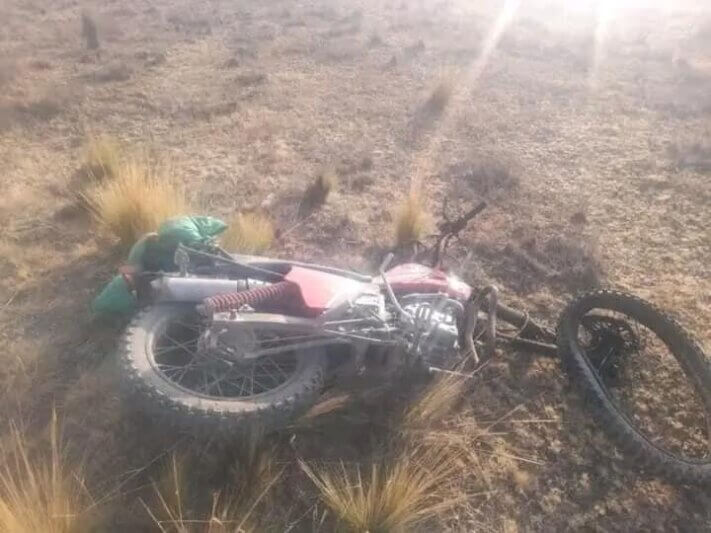 #Laraqueri Tragedia en la carretera Laraqueri - Puno Un motociclista identificado como Teodoro perdió la vida en un trágico accidente en esta ruta en el Kilometro 26. Las autoridades están en el lugar para realizar las investigaciones correspondientes.