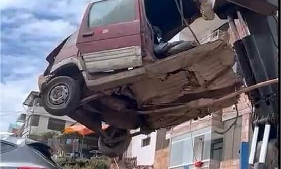 Accidente en Tica Tica: Auto Tico termina partido en dos tras choque con camioneta en Cusco