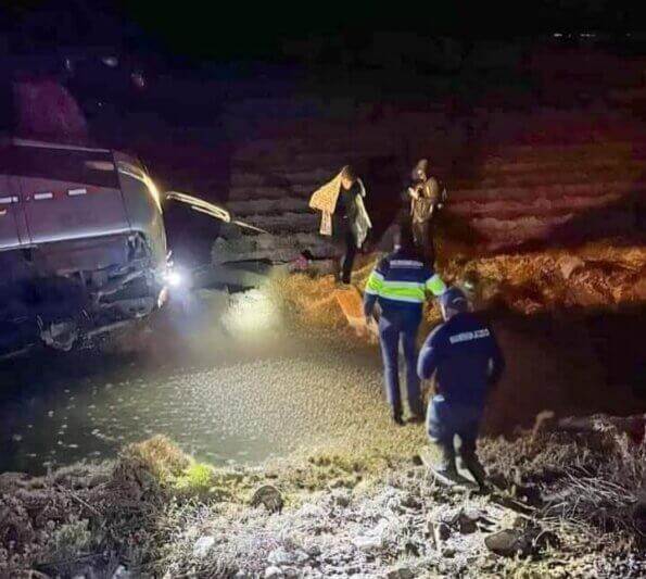 Último minuto: bus de Transportes Tacna se despista en la carretera costanera Ilo - Mollendo