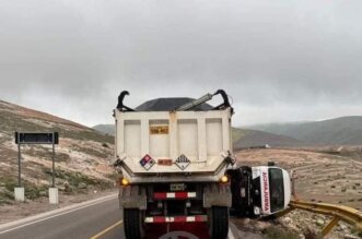 Accidente en la vía Matarani: ambulancia de Essalud vuelca al intentar adelantar a un camión