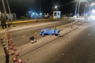 Camión atropella y mata a administradora de peaje