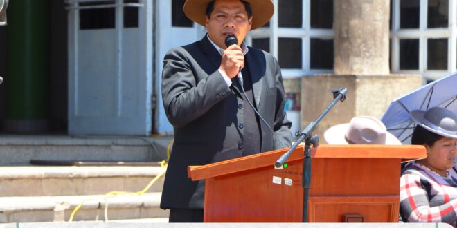 Alcalde de Acora se 'hunde' en discurso