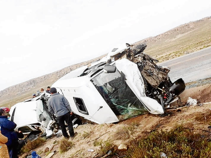 Aparatoso accidente en carretera de Muñani