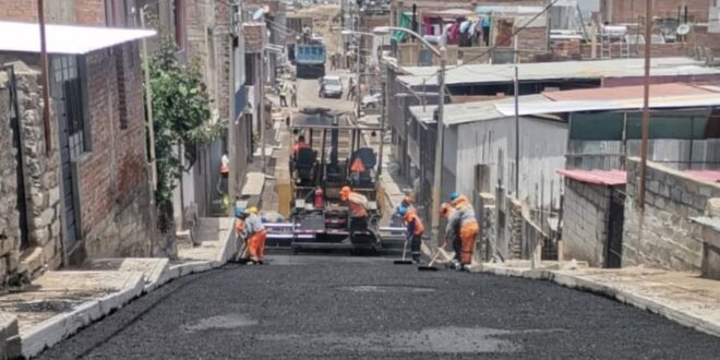 Obra de asfaltado está mal hecha.