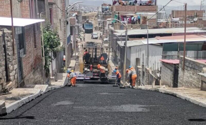 Obra de asfaltado está mal hecha.