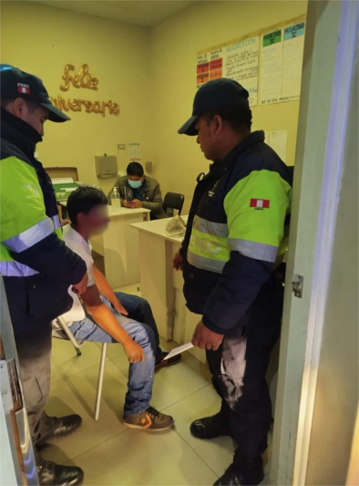 Serenos de la Provincial de Arequipa salvan a ciudadano que intento quitarse la vida tirándose por el puente del bypass del Palomar.