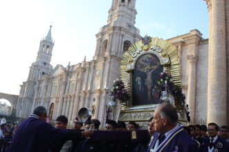 Señor de los Milagros en procesión