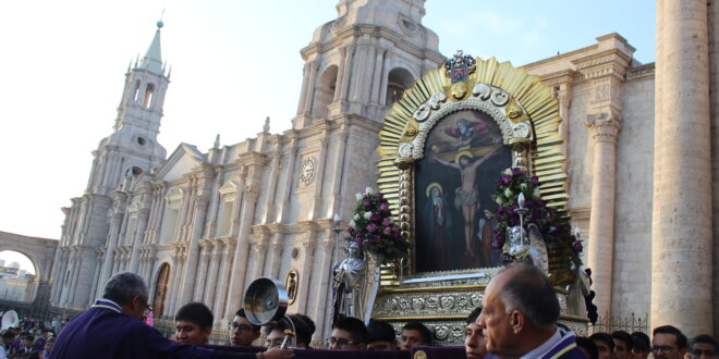 Señor de los Milagros en procesión