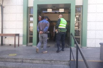 Lo acusan de emborrachar a su propia hijastra y violarla