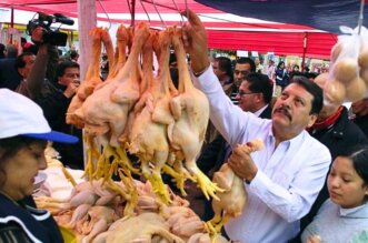 Comerciantes de Bolivia culpan al Perú por la crisis de escasez y alza de precios del pollo, carne de res y cerdo