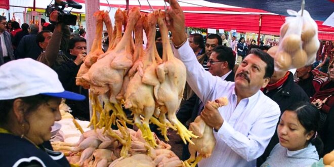 Comerciantes de Bolivia culpan al Perú por la crisis de escasez y alza de precios del pollo, carne de res y cerdo