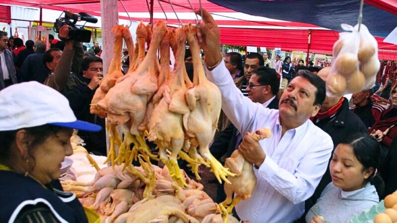 Comerciantes de Bolivia culpan al Perú por la crisis de escasez y alza de precios del pollo, carne de res y cerdo