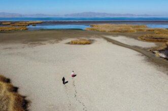 Puno: peligroso descenso del Lago Titicaca obliga a las autoridades a reconstruir los muelles lejos de la orilla