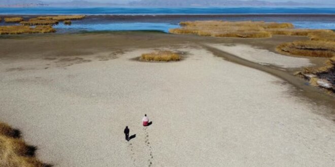 Puno: peligroso descenso del Lago Titicaca obliga a las autoridades a reconstruir los muelles lejos de la orilla