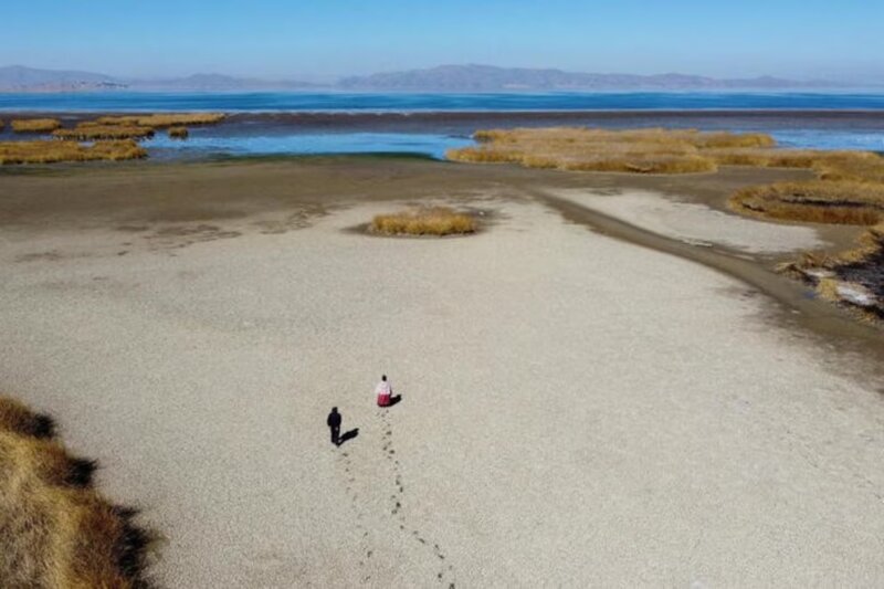 Puno: peligroso descenso del Lago Titicaca obliga a las autoridades a reconstruir los muelles lejos de la orilla