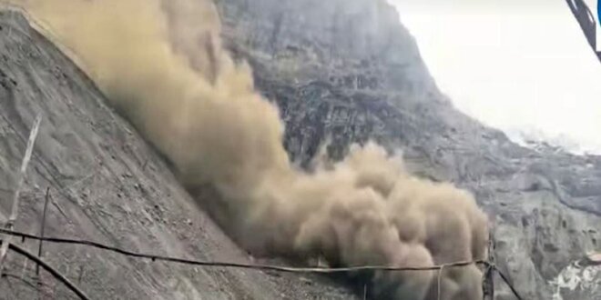 Derrumbe en cerro minero de La Rinconada.