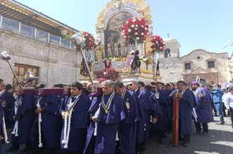 Procesión del Señor de los Milagros en Arequipa.