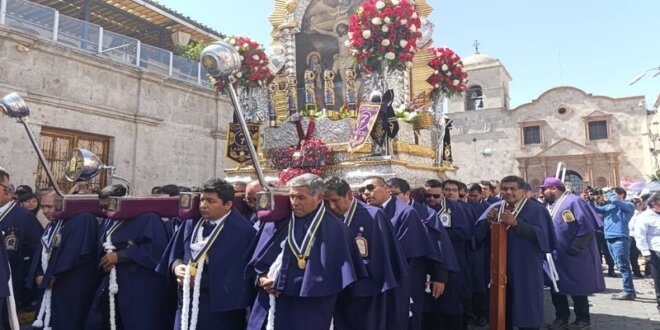 Procesión del Señor de los Milagros en Arequipa.