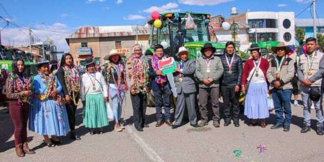 Entregan tractores agrícolas.