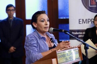 Congresista Kira Alcarraz cobraría S/160 para condecorar expolicías y militares