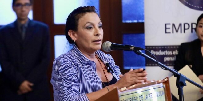 Congresista Kira Alcarraz cobraría S/160 para condecorar expolicías y militares