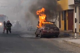 Incendios arrasan con dos autos y vivienda