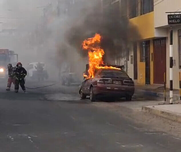 Incendios arrasan con dos autos y vivienda