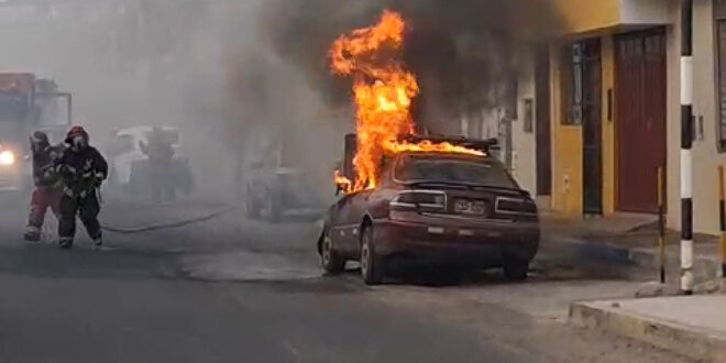 Incendios arrasan con dos autos y vivienda