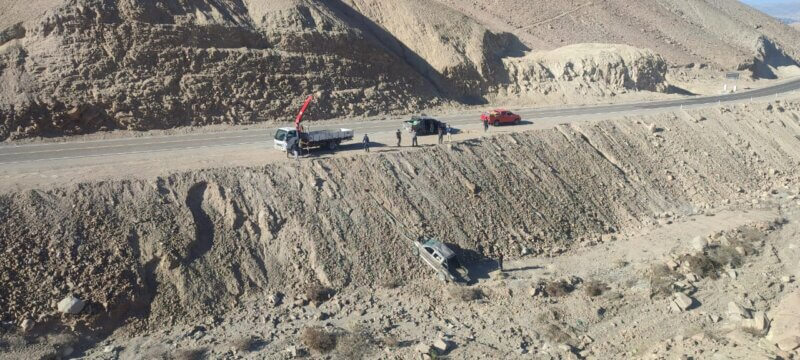 Policías heridos tras caída de camioneta a barranco