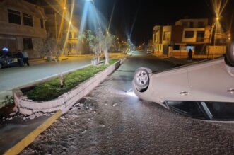 Chofer salva la vida tras violento despiste de auto