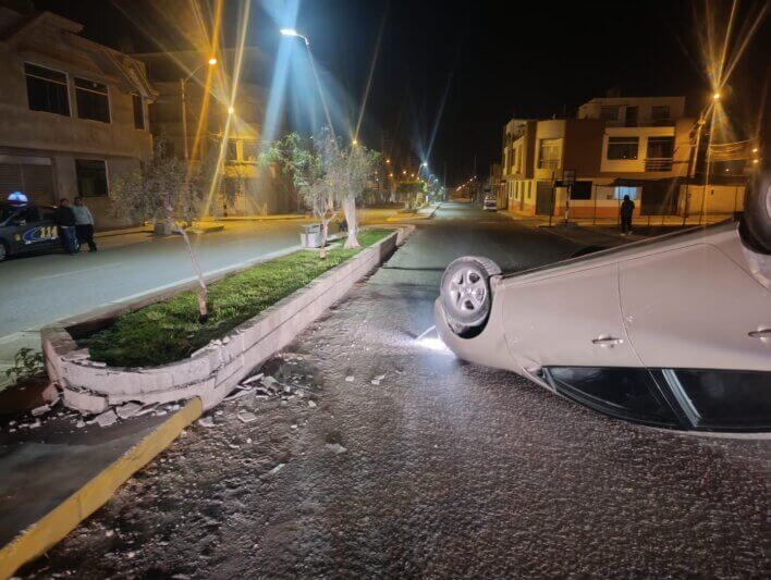 Chofer salva la vida tras violento despiste de auto