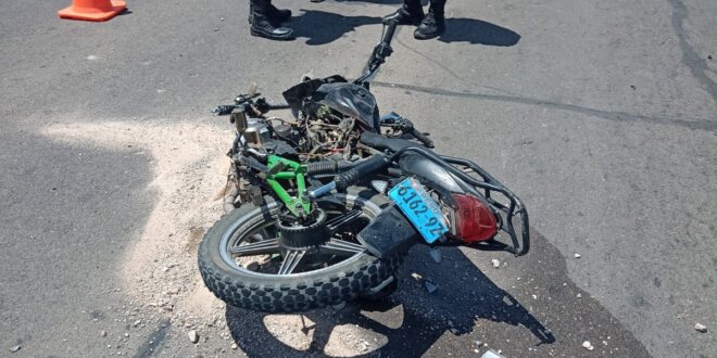 Motoclista muere tras chocar contra camioneta