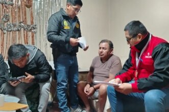 Detienen a hombre por pornografía infantil