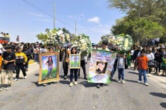 Cientos de personas acudieron al colegio San Jacinto.