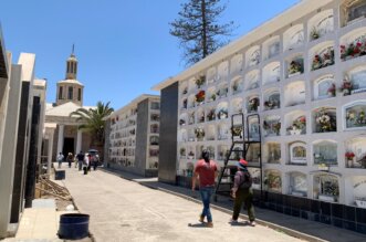 Cientos de tumbas están en el olvido en el cementerio general