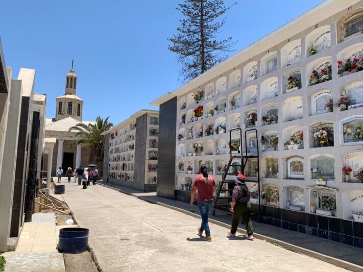 Cientos de tumbas están en el olvido en el cementerio general