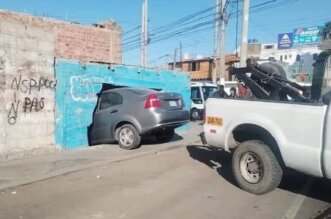 Auto se estrella contra vivienda en Tacna tras violento choque en la av. Ejército