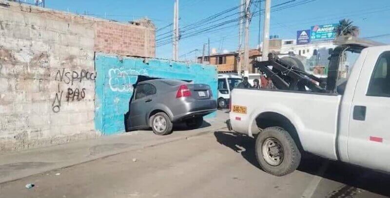 Auto se estrella contra vivienda en Tacna tras violento choque en la av. Ejército