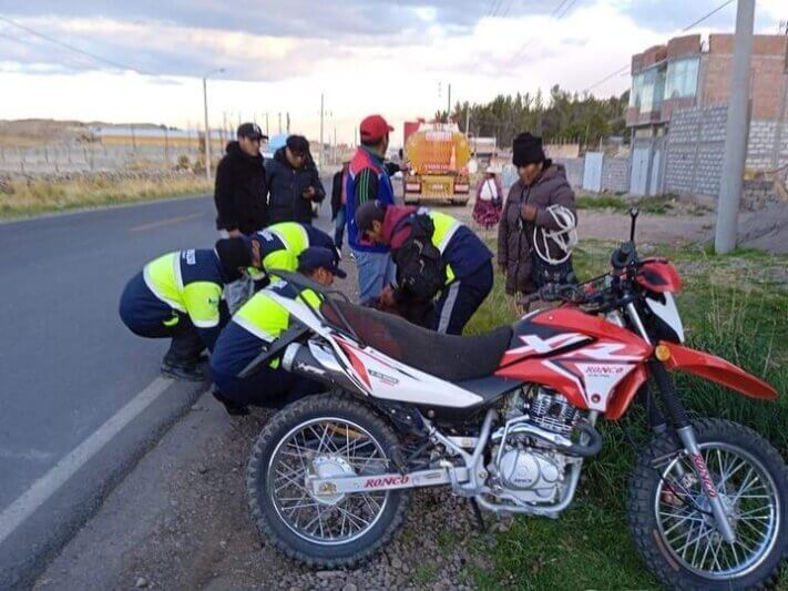 ACCIDENTE DE TRÁNSITO EN LA ILAVE _JULI ENTRE UNA MOTO LINEAL Y UN TRÁILER