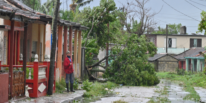 El huracán categoría 3 tocó tierra la tarde de este miércoles.