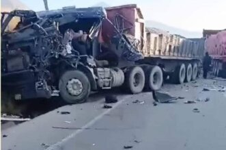 Aparatoso choque de 3 trailer en carretera