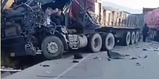 Aparatoso choque de 3 trailer en carretera