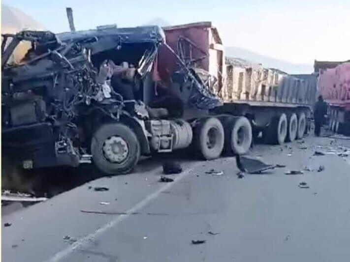 Aparatoso choque de 3 trailer en carretera