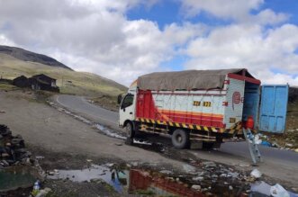 Asaltan y roban camion