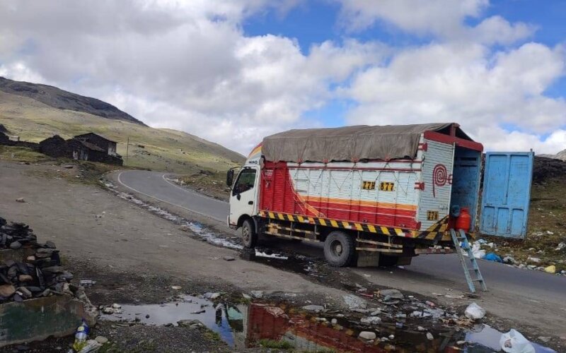 Asaltan y roban camion